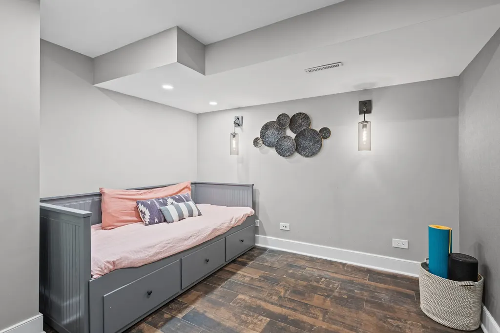 6133 North Lenox Avenue Chicago IL 60646