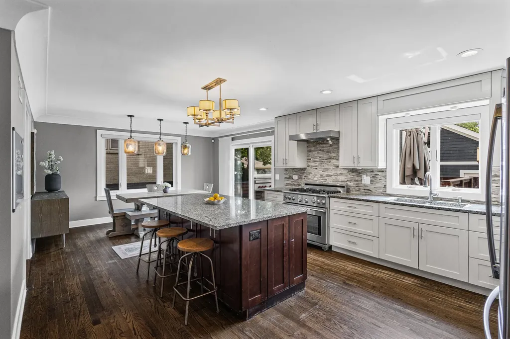 6133 North Lenox Avenue Chicago IL 60646