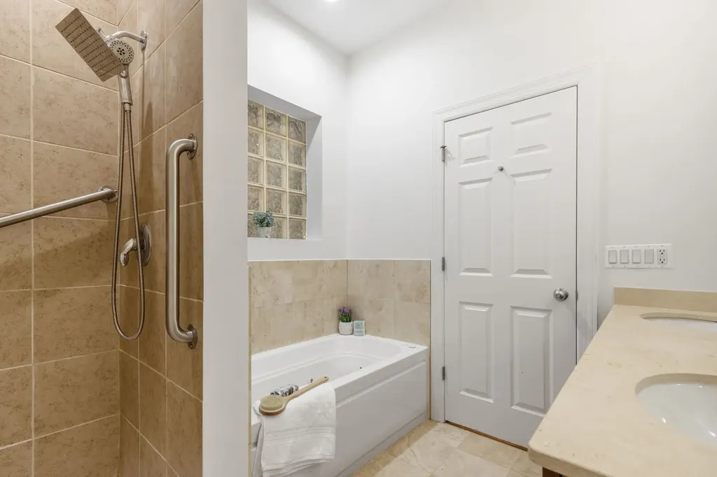 4662 North Winthrop Avenue Chicago IL 60640