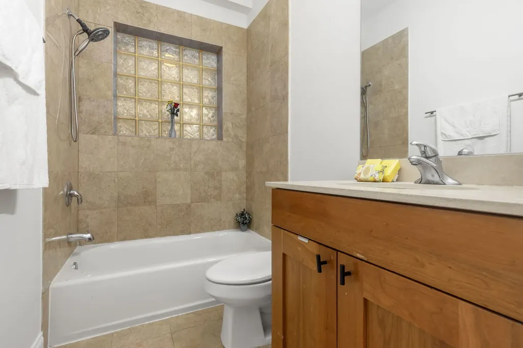 4662 North Winthrop Avenue Chicago IL 60640