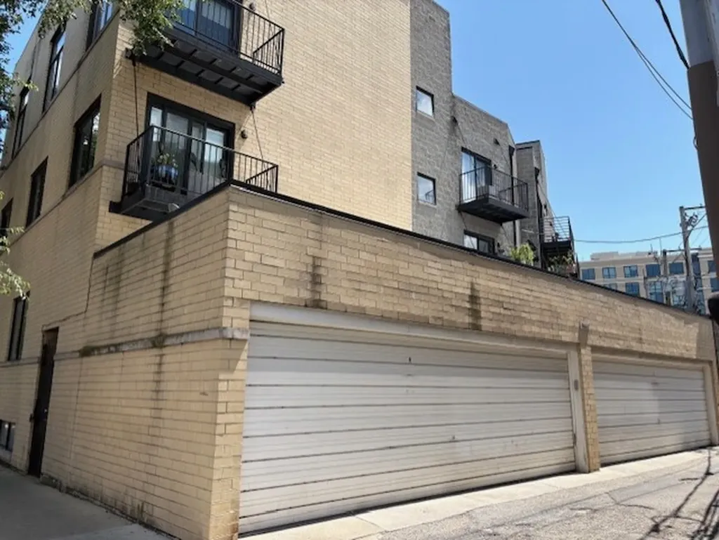 4662 North Winthrop Avenue Chicago IL 60640
