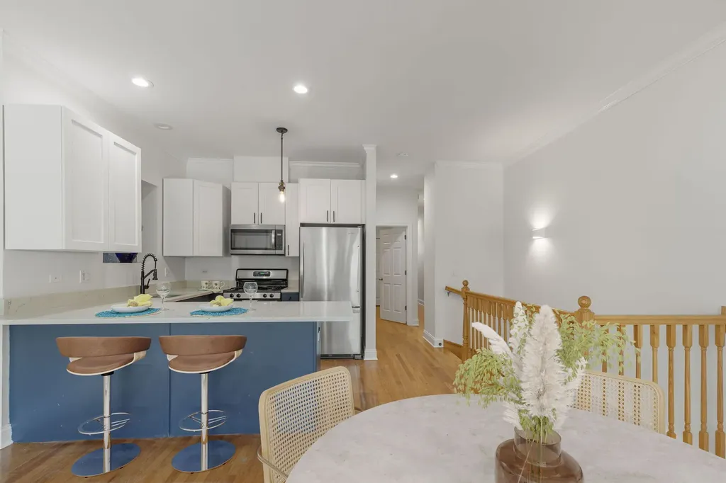 4662 North Winthrop Avenue Chicago IL 60640