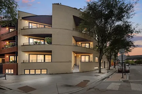 4662 North Winthrop Avenue Chicago IL 60640