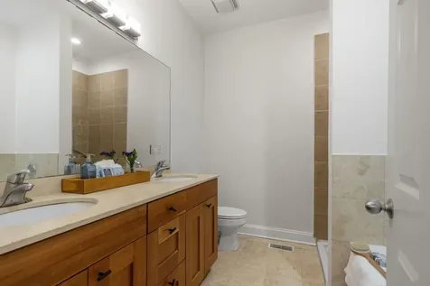 4662 North Winthrop Avenue Chicago IL 60640