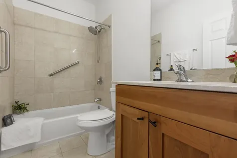 4662 North Winthrop Avenue Chicago IL 60640