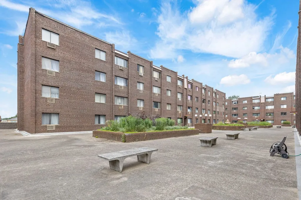 8444 West Wilson Avenue W Chicago IL 60656