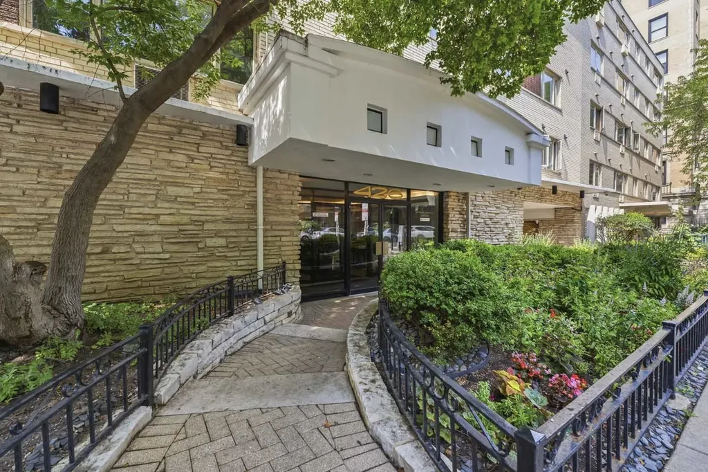 426 West Barry Avenue Chicago IL 60657