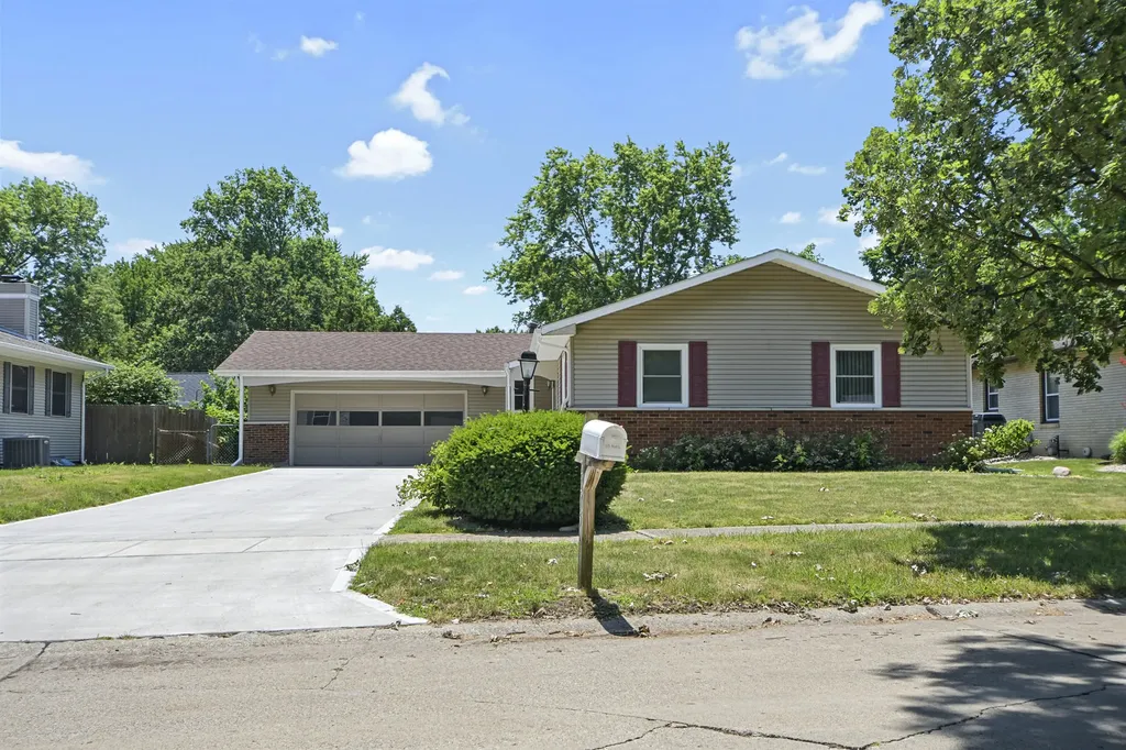 2205 Glenoak Drive Champaign IL 61821
