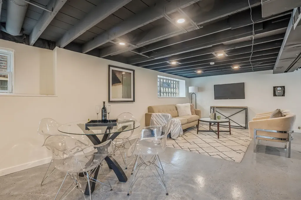 2724 North Mobile Avenue Chicago IL 60639