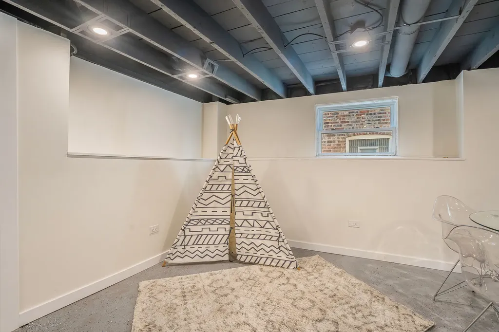 2724 North Mobile Avenue Chicago IL 60639