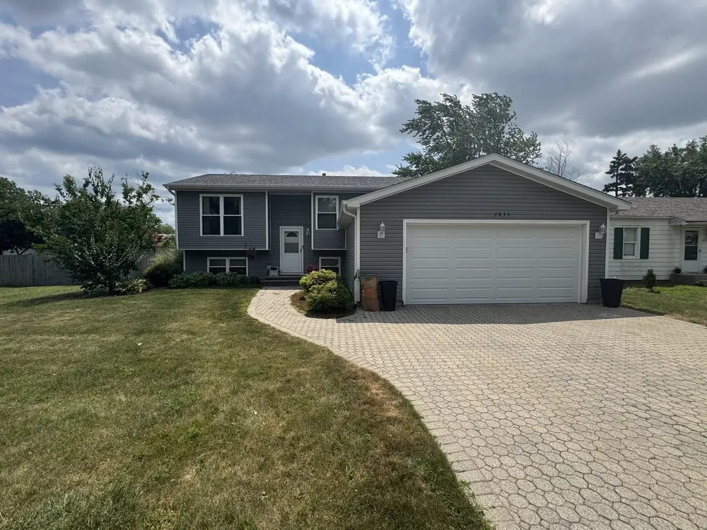 2833 Apple Avenue Waukegan IL 60085
