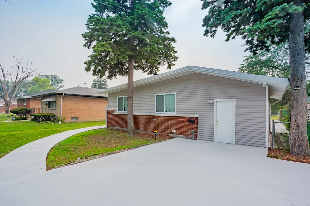 14448 Peoria Street Harvey IL 60426