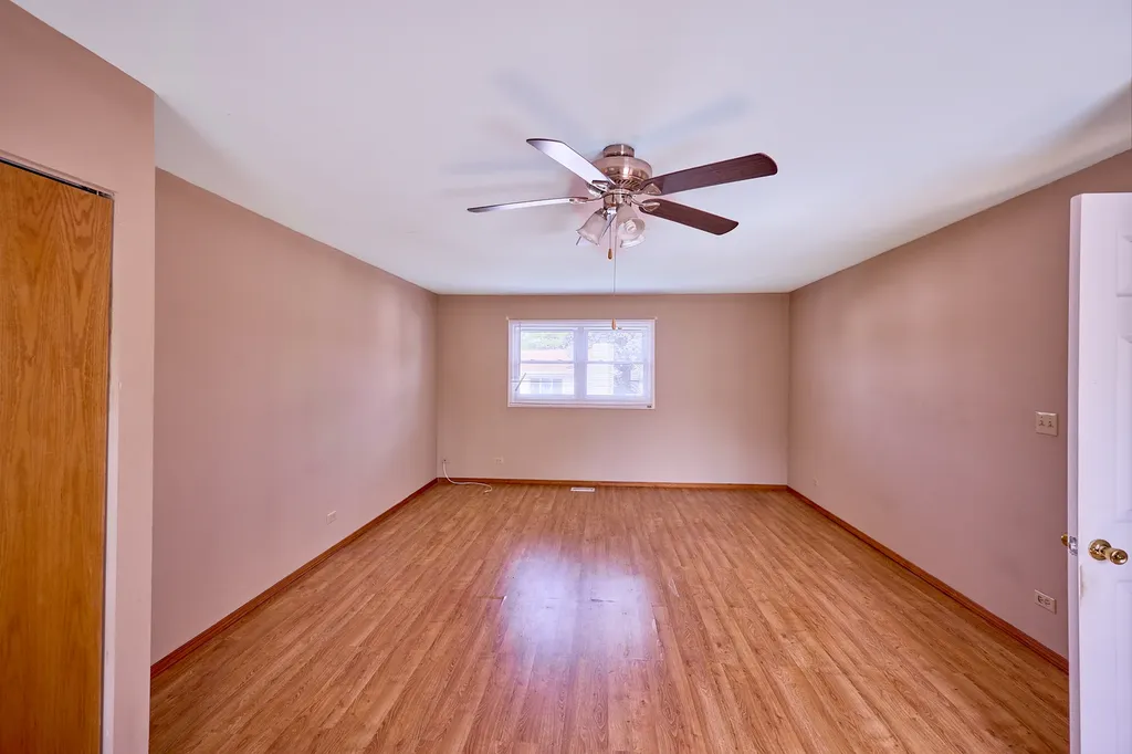 593 Iroquois Trail Carol Stream IL 60188