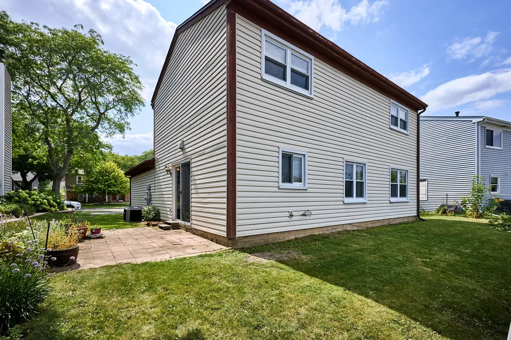 593 Iroquois Trail Carol Stream IL 60188