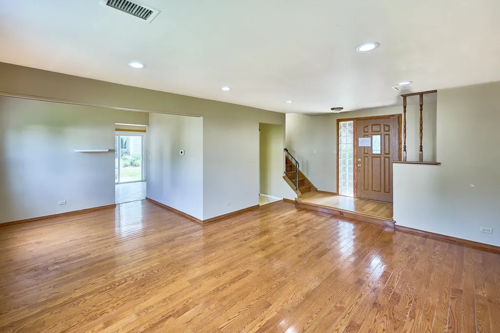 593 Iroquois Trail Carol Stream IL 60188