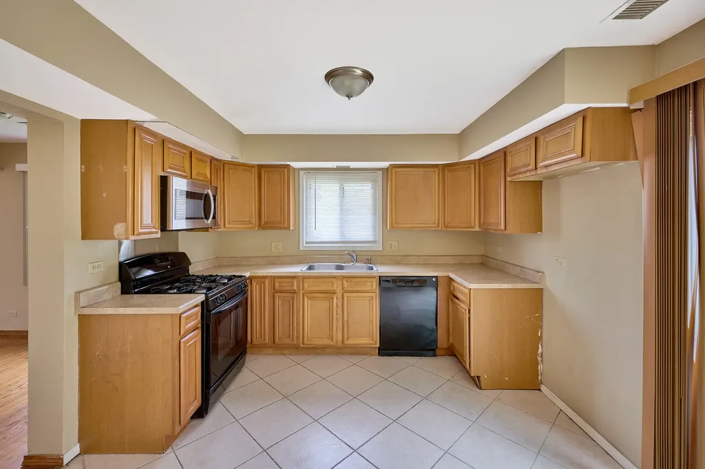 593 Iroquois Trail Carol Stream IL 60188