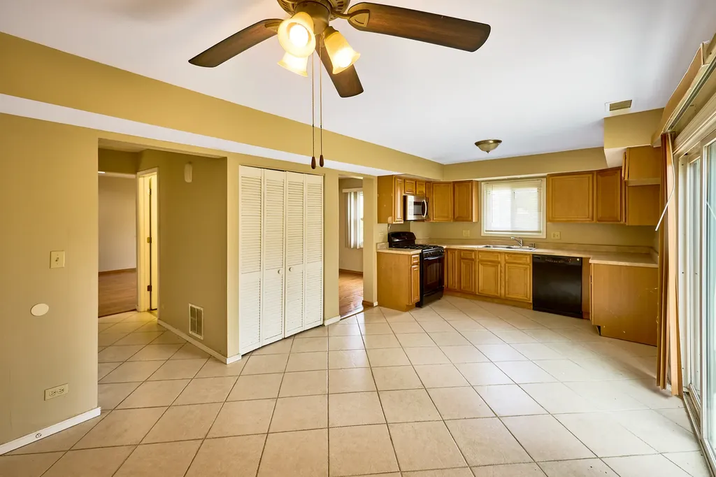 593 Iroquois Trail Carol Stream IL 60188