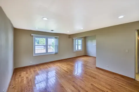 593 Iroquois Trail Carol Stream IL 60188