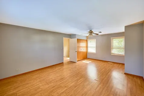 593 Iroquois Trail Carol Stream IL 60188
