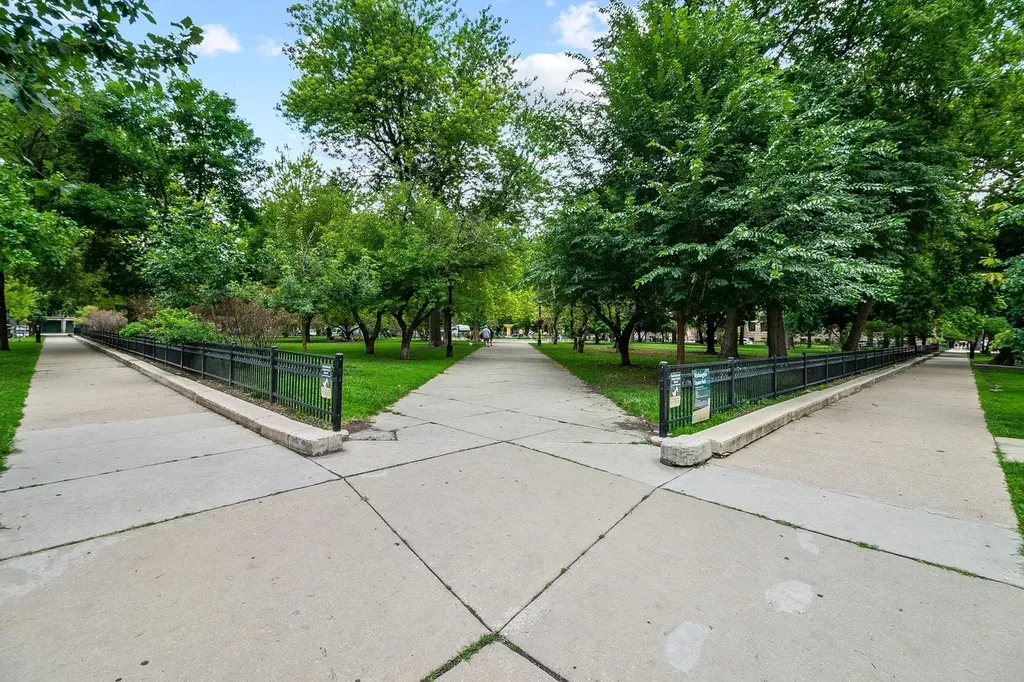 33 West Delaware Place Chicago IL 60610