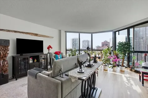 33 West Delaware Place Chicago IL 60610