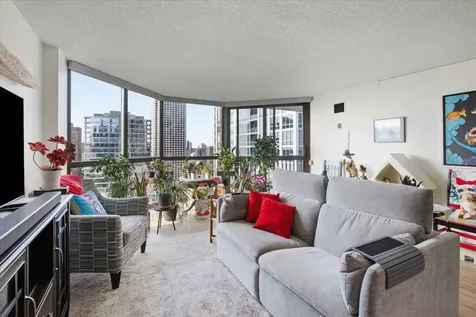33 West Delaware Place Chicago IL 60610