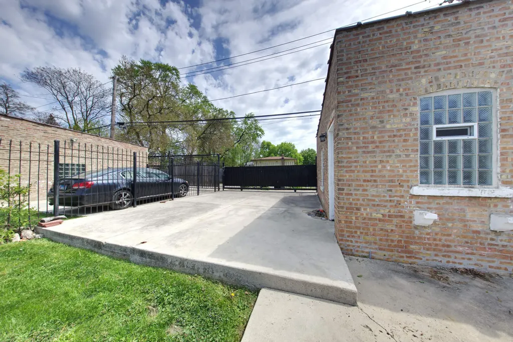10215 South Charles Street Chicago IL 60643