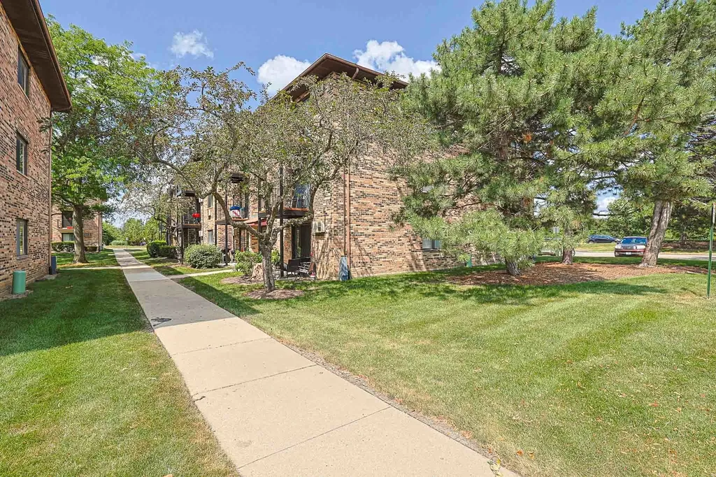 210 Klein Creek Court Carol Stream IL 60188