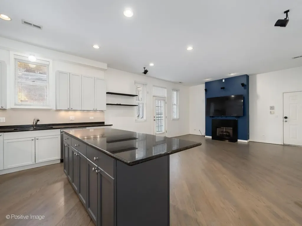 1761 West Morse Avenue Chicago IL 60626