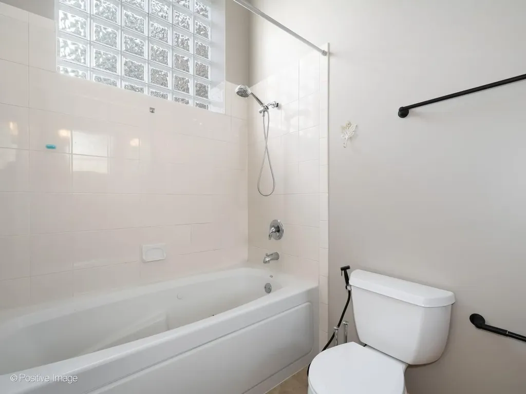 1761 West Morse Avenue Chicago IL 60626