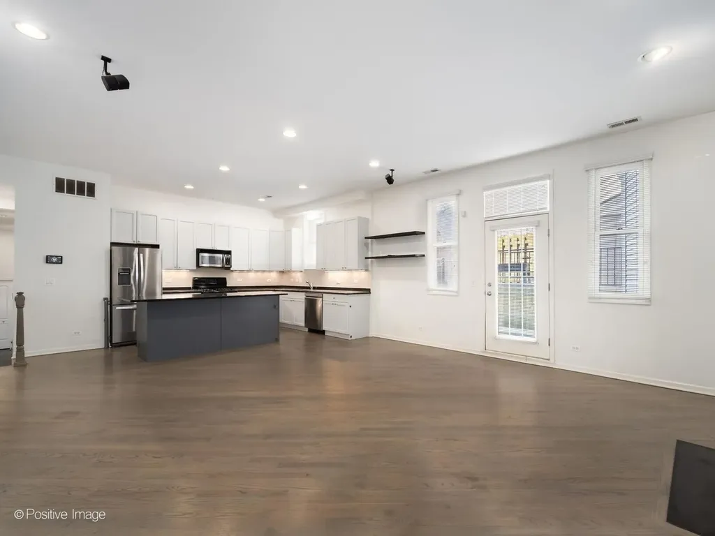 1761 West Morse Avenue Chicago IL 60626