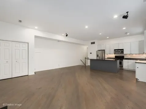 1761 West Morse Avenue Chicago IL 60626