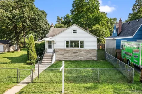 29 Glenwood Drive Round Lake Beach IL 60073