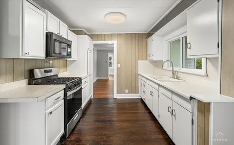 29 Glenwood Drive Round Lake Beach IL 60073