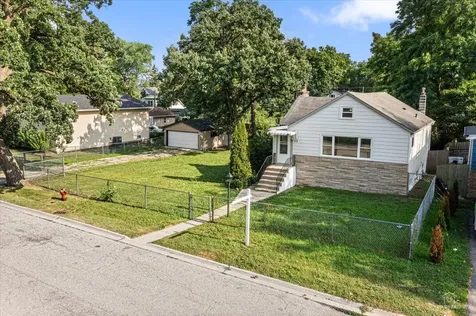 29 Glenwood Drive Round Lake Beach IL 60073