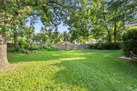 29 Glenwood Drive Round Lake Beach IL 60073
