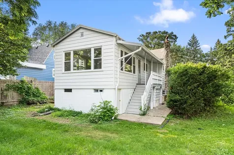 29 Glenwood Drive Round Lake Beach IL 60073