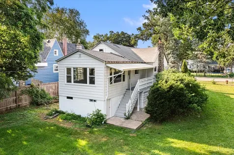 29 Glenwood Drive Round Lake Beach IL 60073