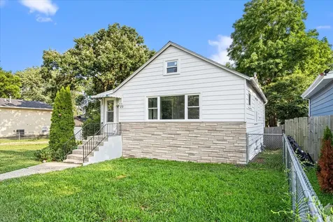 29 Glenwood Drive Round Lake Beach IL 60073