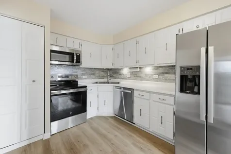 9332 Landings Lane Des Plaines IL 60016