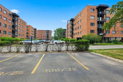 9332 Landings Lane Des Plaines IL 60016