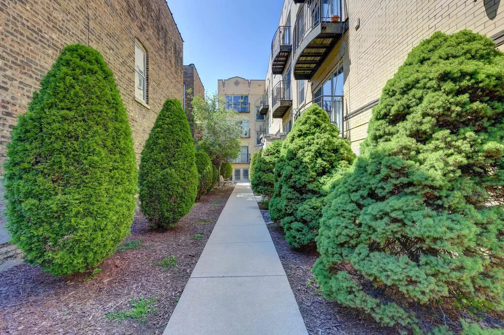 2836 North Dawson Avenue Chicago IL 60618
