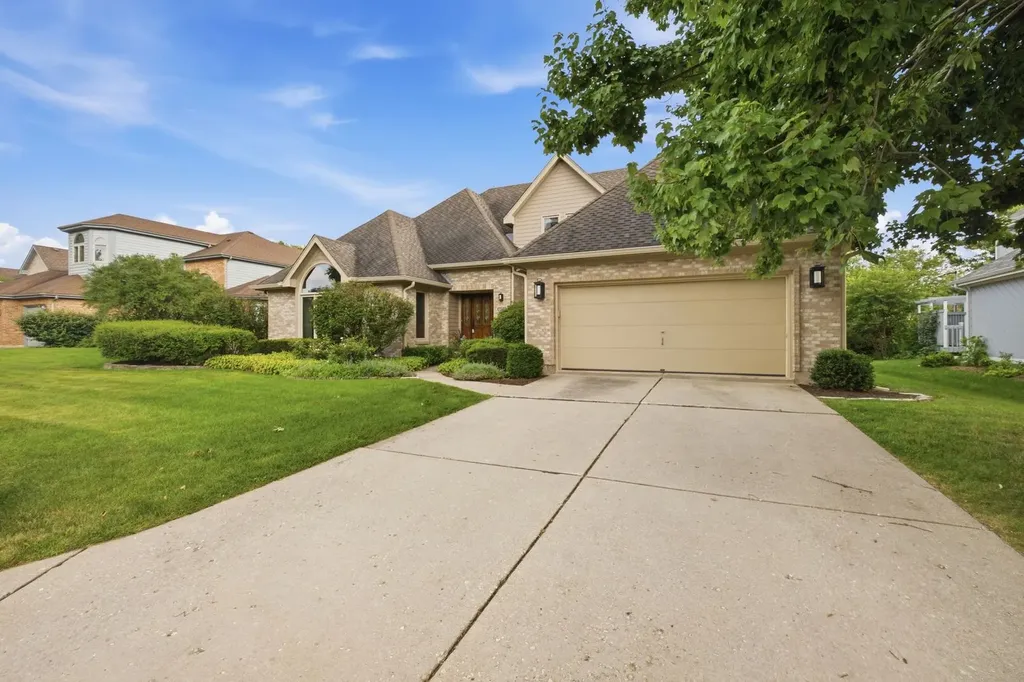 6183 Tyrnbury Drive Lisle IL 60532