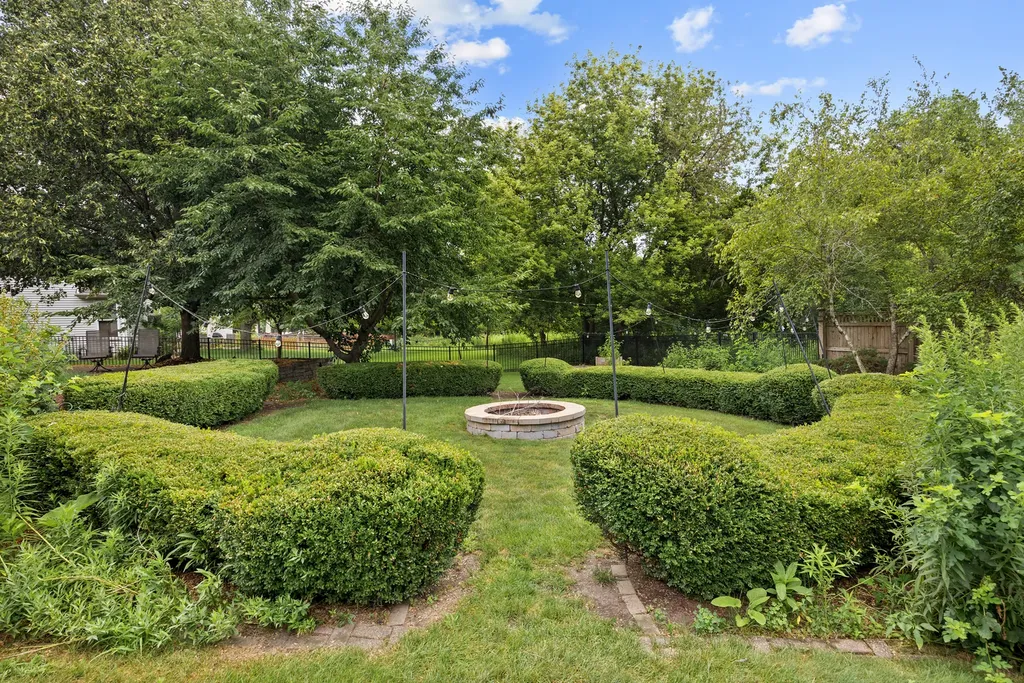 2519 Crestview Drive Aurora IL 60502