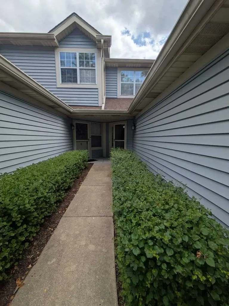 1054 Rockport Drive Carol Stream IL 60188