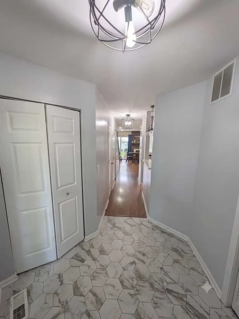 1054 Rockport Drive Carol Stream IL 60188