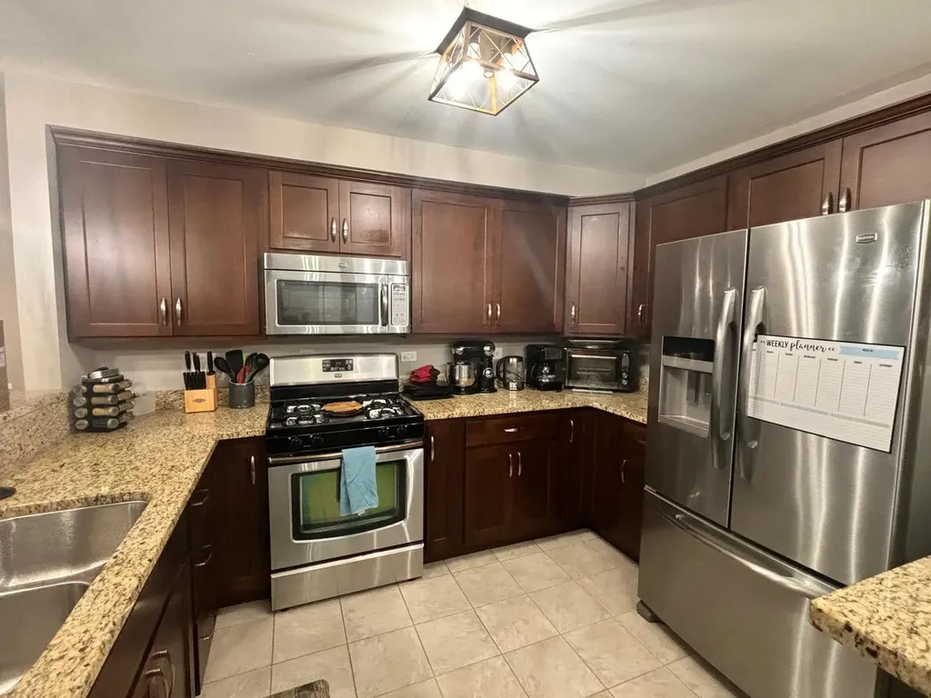 1054 Rockport Drive Carol Stream IL 60188
