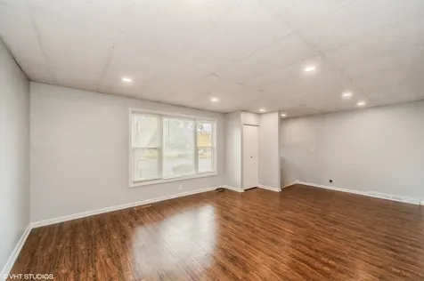 848 Lee Street Des Plaines IL 60016
