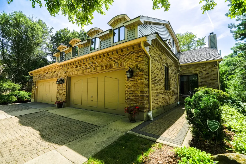 640 Walnut Oaks Drive Roselle IL 60172