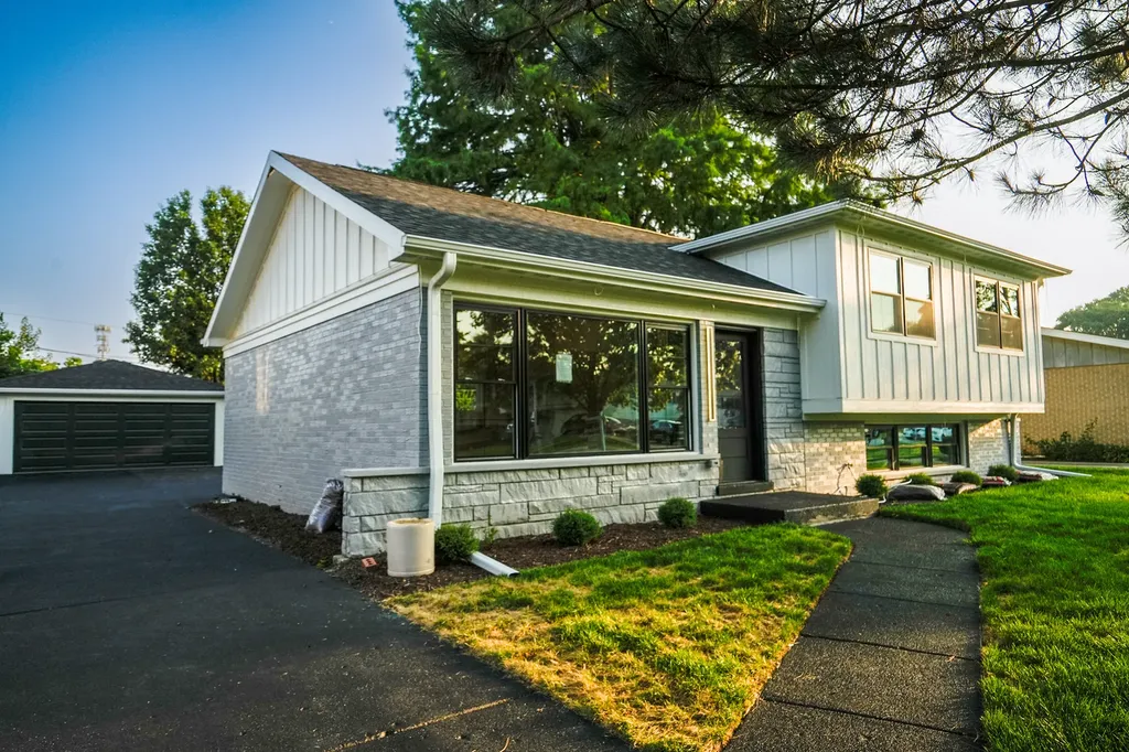 1707 West Martin Lane Mount Prospect IL 60056
